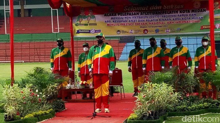 Wali Kota Medan Bobby Nasution melepas 89 atlet Kota Medan mewakili Sumatera Utara menuju Pekan Olahraga Nasional (PON) XX Papua 2021. (Datuk Haris/detikcom)