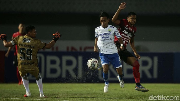 Laga Persib Bandung versus Bali United digelar di Stadion Indomilk Arena, Tangerang, Sabtu (18/9/2021). Bermain dengan 10 orang, Bali United mampu menahan imbang Persib 2-2.