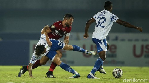 Laga Persib Bandung versus Bali United digelar di Stadion Indomilk Arena, Tangerang, Sabtu (18/9/2021). Bermain dengan 10 orang, Bali United mampu menahan imbang Persib 2-2.