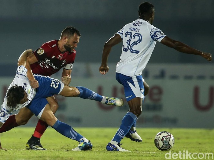 Laga Persib Bandung versus Bali United digelar di Stadion Indomilk Arena, Tangerang, Sabtu (18/9/2021). Bermain dengan 10 orang, Bali United mampu menahan imbang Persib 2-2.