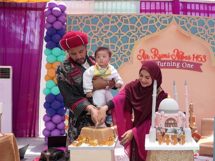 Pesta ulang tahun pertama Air Rumi Akbar 1453, putra Ammar Zoni dan Irish Bella