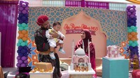 enap satu tahun, Air, diungkap Irish Bella makin aktif, Sudah semakin aktif, sesuai dengan doa kami, Air nanti kamu kalau sudah ulang tahun yang setahun jalannya lancar ya. Memang omongan doa ya, jadi sekarang ulang tahun yang setahun sudah jago jalannya. Sudah makin penasaran.Foto: dok. Pribadi Ammar Zoni dan Irish Bella