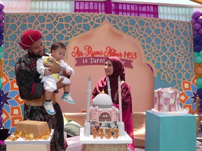 Pesta ulang tahun pertama Air Rumi Akbar 1453, putra Ammar Zoni dan Irish Bella