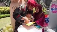 Di momen ini, Air Rumi Akbar 1453 juga melakukan cap tangan sebagai tanda dirinya menjadi brand ambassador untuk empat produk sekaligus. Foto: dok. Pribadi Ammar Zoni dan Irish Bella