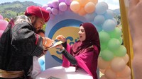 Ammar Zoni dan Irish Bella menyiapkan semua penghasilan sebagai brand ambassador akan diserahkan semuanya ke Air. Kami tidak melihatnya dia bekerja, karena kami mengafirmasikan dari dia sebelum lahir, star is born. Dia adalah seorang bintang yang lahir, yang akan bersinar dari dia lahir, dia akan menjadi sosok yang memberikan pengaruh yang baik, itu keinginan kami, kata Ammar Zoni. Foto: dok. Pribadi Ammar Zoni dan Irish Bella