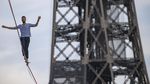 Aksi Nathan Paulin Meniti Seutas Tali di Menara Eiffel
