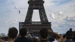 Aksi Nathan Paulin Meniti Seutas Tali di Menara Eiffel