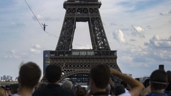 (210918) -- PARIS, 18 September, 2021 (Xinhua) -- Akrobatik Prancis Nathan Paulin meniti seutas tali slackline yang dipasang pada ketinggian 70 meter dan membentang sepanjang 670 meter di antara Menara Eiffel dan Theater National de Chaillot di Paris, Prancis, pada 18 September 2021. (Xinhua)