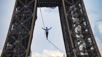 Nathan Paulin meniti seutas tali slackline yang tergantung 70 meter di atas tanah, Sabtu (18/9) waktu setempat.