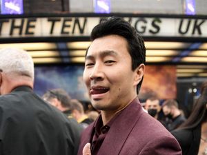 Simu Liu Mendadak Minta Maaf ke Ibunda, Ada Apa?