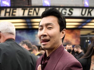 Simu Liu Mendadak Minta Maaf ke Ibunda, Ada Apa?