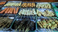 Harga murah dengan suasana akrab yang ditawarkan membuat berbagai orang dari latar belakang berbeda menikmati waktu santap angkringan ini.  Foto: detikcom/Heri Susanto