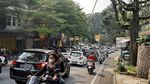 Antrean Panjang Kendaraan Saat Buka Tutup Jalur Puncak