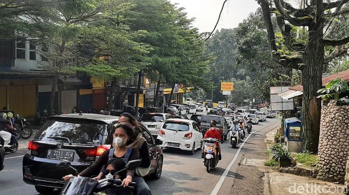Polres Bogor memberlakukan sistem satu arah (oneway) untuk kendaraan dari arah Puncak Bogor menuju Jakarta. Sebaliknya, kendaraan menuju Puncak distop sementara sampai batas waktu yang belum ditentukan.