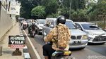 Antrean Panjang Kendaraan Saat Buka Tutup Jalur Puncak