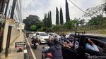 Antrean Panjang Kendaraan Saat Buka Tutup Jalur Puncak
