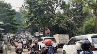 Kepadatan nampak terjadi di beberapa titik, seperti di kawasan Cimori, Cipayung, dan menjelang simpang Gadog.