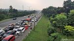 Antrean Panjang Kendaraan Saat Buka Tutup Jalur Puncak