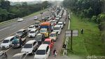 Antrean Panjang Kendaraan Saat Buka Tutup Jalur Puncak