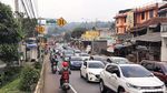 Antrean Panjang Kendaraan Saat Buka Tutup Jalur Puncak