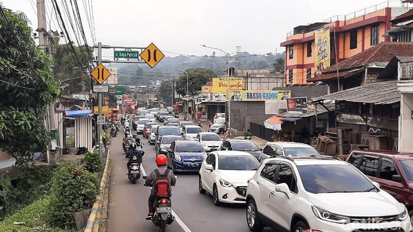 Antrean Panjang Kendaraan Saat Buka Tutup Jalur Puncak