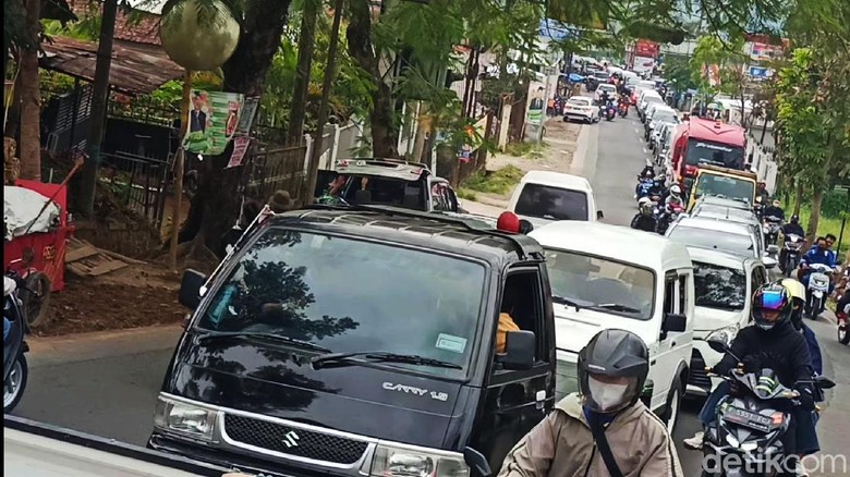 Arus Kendaraan Menuju Tempat Wisata Ciwidey Ramai Lancar Arus Kendaraan Menuju Tempat Wisata Ciwidey Ramai Lancar Minggu (19/9/2021).