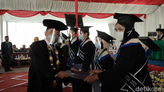 Avif saat menerima ijazah kelulusan dari pihak kampus