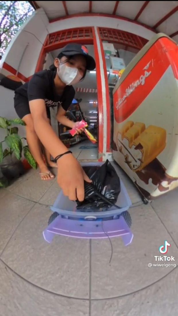 Seru! Beli Es Krim hingga Nasi Padang Pakai Mobil-Mobilan