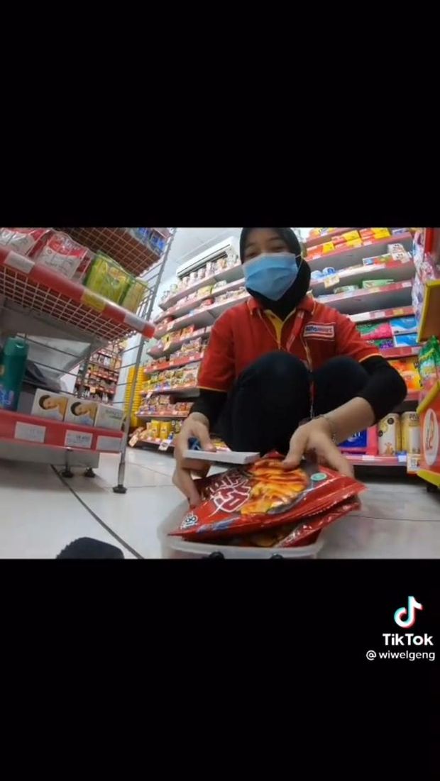 Seru! Beli Es Krim hingga Nasi Padang Pakai Mobil-Mobilan
