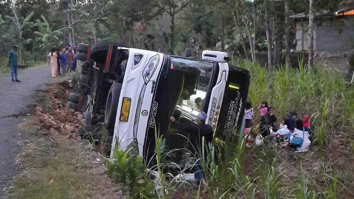 Bus pariwisata terguling