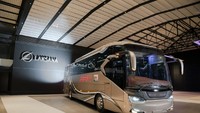 Legacy SR2 Panorama masuk dalam kategori bus HD (High Decker). Tampak dari depan desainnya berkesan tinggi, sejumlah area pun telah dilengkapi aksen krom yang menampilkan kesan mewah. Di bagian grill juga disematkan lampu variasi yang menambah nilai estetika. Foto: Dok. Laksana