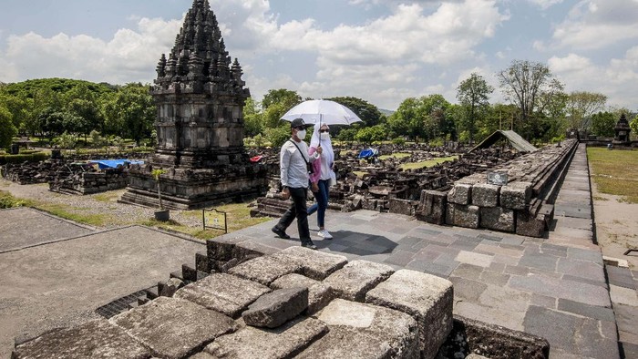 (210918) -- YOGYAKARTA, 18 September, 2021 (Xinhua) -- Pengunjung mengambil foto di kompleks Candi Prambanan di Kabupaten Sleman, Daerah Istimewa Yogyakarta, pada 18 September 2021. Candi Prambanan, yang masuk dalam Situs Warisan Dunia UNESCO sejak 1991, dibuka kembali pada Sabtu (18/9) dengan menerapkan protokol kesehatan dan pembatasan aktivitas publik karena COVID-19. (Xinhua/Supriyanto)