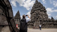 Pengunjung mengambil foto di kompleks Candi Prambanan di Kabupaten Sleman, Daerah Istimewa Yogyakarta.