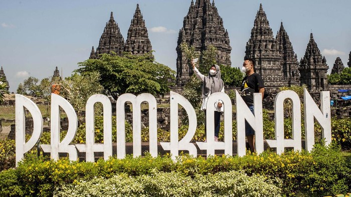 (210918) -- YOGYAKARTA, 18 September, 2021 (Xinhua) -- Pengunjung mengambil foto di kompleks Candi Prambanan di Kabupaten Sleman, Daerah Istimewa Yogyakarta, pada 18 September 2021. Candi Prambanan, yang masuk dalam Situs Warisan Dunia UNESCO sejak 1991, dibuka kembali pada Sabtu (18/9) dengan menerapkan protokol kesehatan dan pembatasan aktivitas publik karena COVID-19. (Xinhua/Supriyanto)