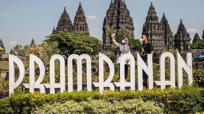 Candi Prambanan Dibuka, Pengujung Bisa Selfie Lagi (210918) -- YOGYAKARTA, 18 September, 2021 (Xinhua) -- Pengunjung mengambil foto di kompleks Candi Prambanan di Kabupaten Sleman, Daerah Istimewa Yogyakarta, pada 18 September 2021. Candi Prambanan, yang masuk dalam Situs Warisan Dunia UNESCO sejak 1991, dibuka kembali pada Sabtu (18/9) dengan menerapkan protokol kesehatan dan pembatasan aktivitas publik karena COVID-19. (Xinhua/Supriyanto)