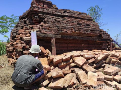 Situs Candi Tawangalun di Sidoarjo dikenal dengan nama Candi Sumur. Candi di Desa Buncitan, Kecamatan Sedati ini memprihatinkan, bahkan hampir roboh.