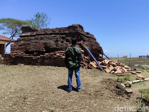 Situs Candi Tawangalun di Sidoarjo dikenal dengan nama Candi Sumur. Candi di Desa Buncitan, Kecamatan Sedati ini memprihatinkan, bahkan hampir roboh.