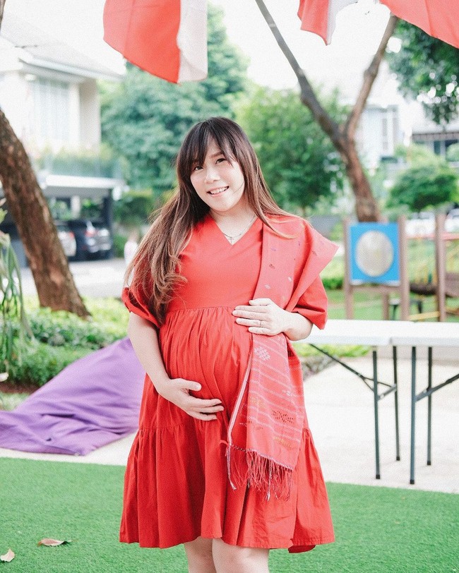 Personel Cherrybell Cherly Juno mengungumkan mengalami keguguran pada Agustus 2020 lalu. Namun, ia kembali hamil dan melahirkan seorang putra bernama Sean Giorgio Panjaitan pada 9 September 2021. Sebelumnya, ia dan suami telah dikaruniai anak laki-laki, Ryu Alexander Panjaitan. (Foto: Instagram/@cherly7uno)