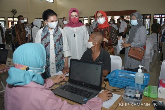 Dharma Wanita Persatuan (DWP) Kementerian Perhubungan meninjau pelaksanaan vaksinasi massal Bhakti Untuk Negeri.