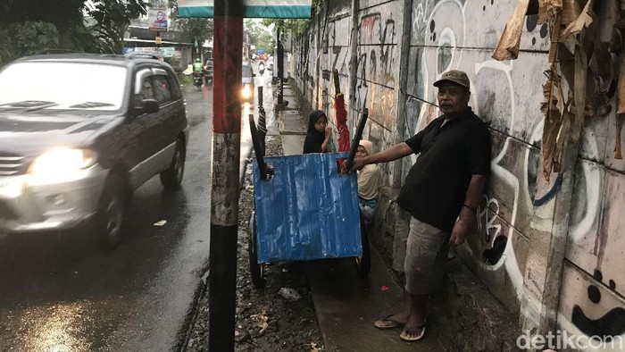 Diran (60) hidup bersama gerobaknya demi mengais rezeki (Firda Cynthia Anggrainy Al Djokya/detikcom)