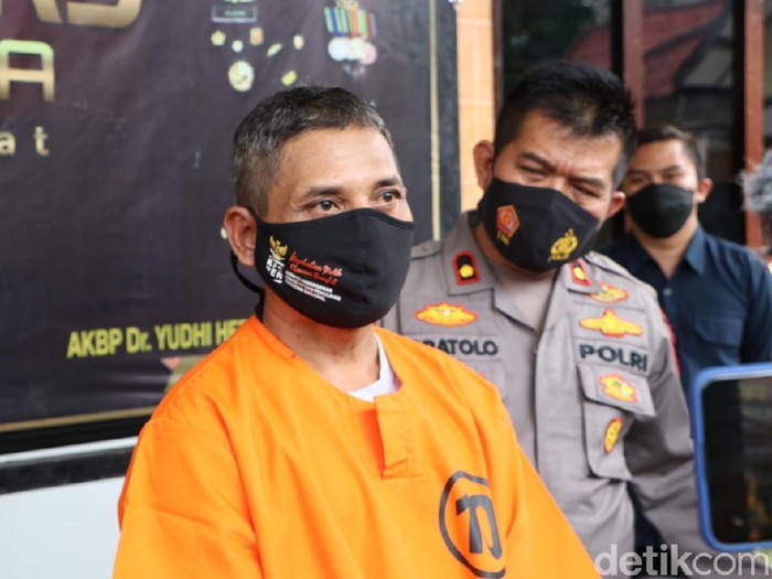 Seorang warga Bekasi, Jabar diamankan di Polresta Blitar. Ia menipu warga hingga Rp 11 juta dengan modus sebagai dukun palsu.