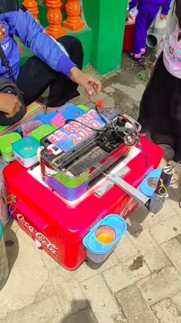 Keren! Penjual Minuman Kaki Lima Ini Pakai Robot Buat Racik Minuman