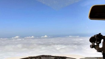 “Pemandangan dari puncak gunung di mobil saya terlihat seperti saya sedang terbang.” Foto: Brightside