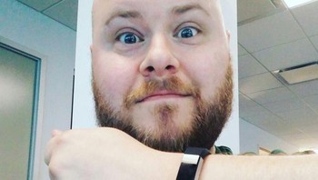 Kolom di belakang kepalaku membuatnya terlihat seperti dicetak di atas kertas. Foto: Brightside