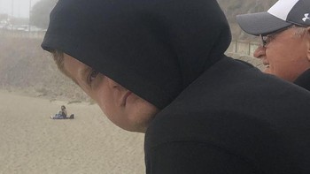 “Istriku menyuruh untuk melihat ke arah kamera, jadi saya menoleh. Foto: Brightside