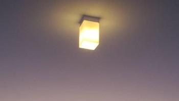 Pemandangan cahaya lampu di kamar tidur tampapk seperti cahaya di tengah langit. Foto: Brightside