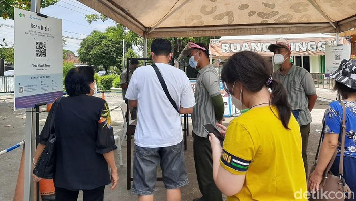 Seminggu ujicoba pembukaan, Gembira Loka (GL) Zoo masih sepi pengunjung. Wisatawan yang berniat masuk lebih 75 persen tak lolos aplikasi PeduliLindungi sehingga ditolak masuk.