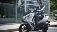 Motor ini memiliki windscreen (penghalang angin) yang cukup pendek, posisi kaca spion di setang, serta setang yang telanjang tanpa cover, mirip seperti yang ada di Honda PCX. Foto: Tangkapan layar YouTube Haojue Motos do Brasil