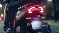 Senada dengan bodi depan, bodi tengah ke belakang juga dibuat dengan desain serba membulat yang elegan. Namun lampu belakang tetap bernuansa sporty dengan desain seperti huruf C dan sudah dibekali teknologi LED. Adapun lampu seinnya dibuat model terpisah, lagi-lagi mirip seperti PCX. Foto: Tangkapan layar YouTube Haojue Motos do Brasil