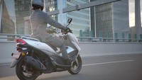 Apakah Haojue UHR 150 akan menjadi Suzuki Burgman 150? Suzuki sendiri belum memberikan pernyataan apapun. Namun indikasi bahwa Suzuki bakal menggunakan Haojue UHR 150 sebagai model skutiknya sangat kuat. Apalagi Suzuki belum memiliki model untuk berkompetisi di segmen skutik 150 cc. Foto: Tangkapan layar YouTube Haojue Motos do Brasil